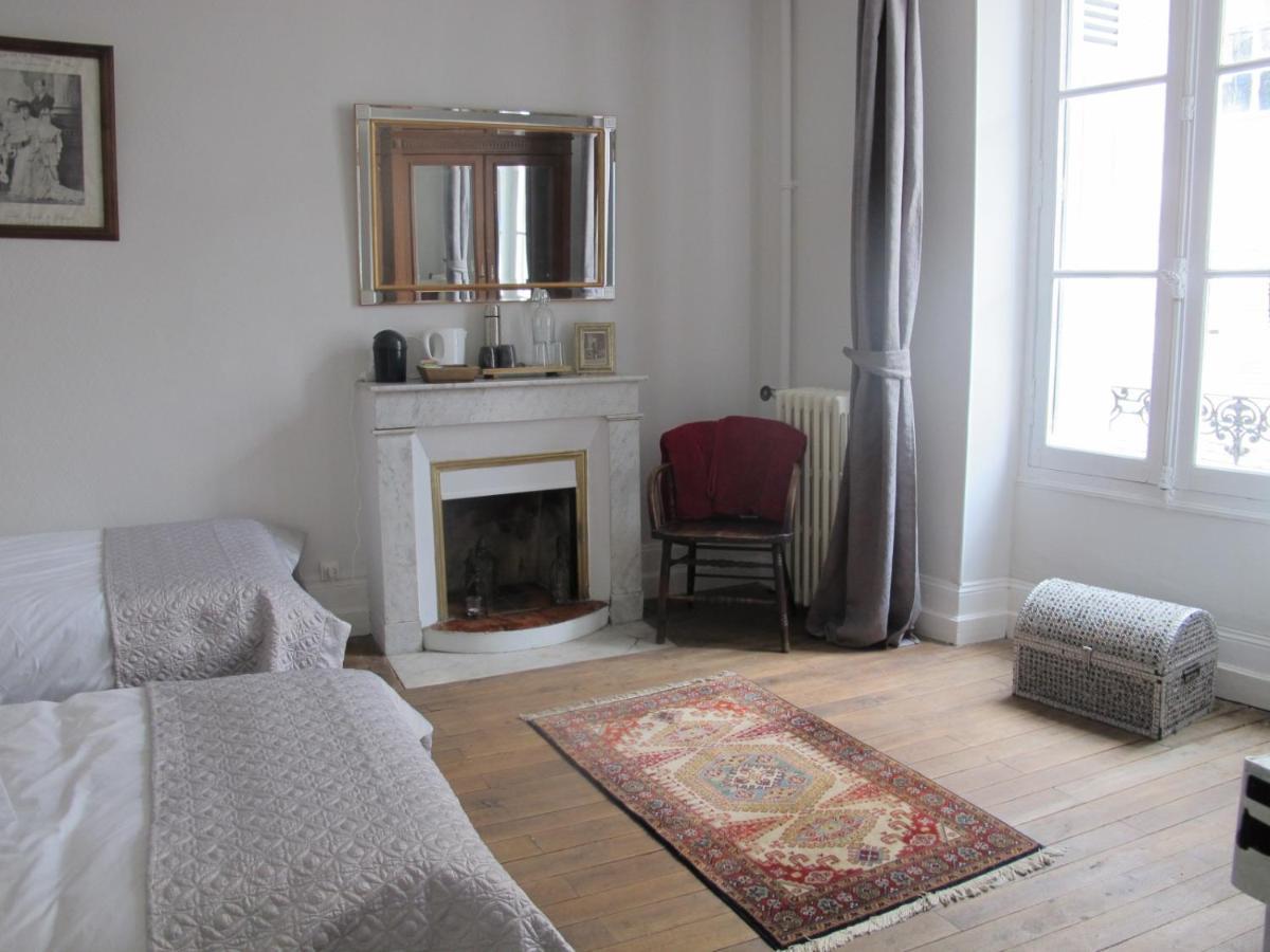 Bed and Breakfast Chezlola Civray  Экстерьер фото